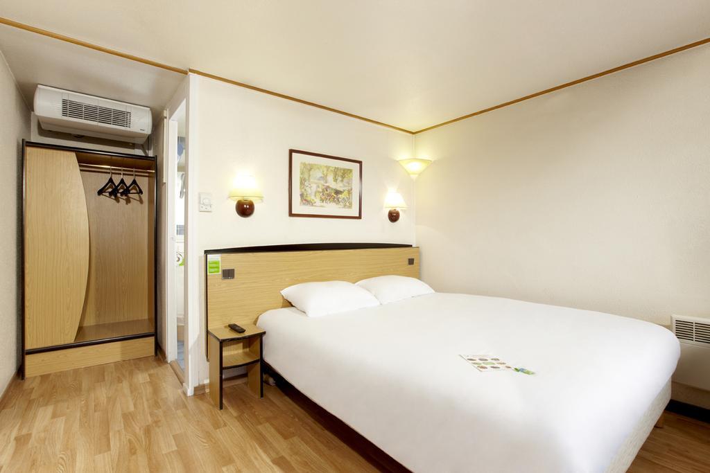 Hotel Restaurant Campanile Aurillac Exterior photo