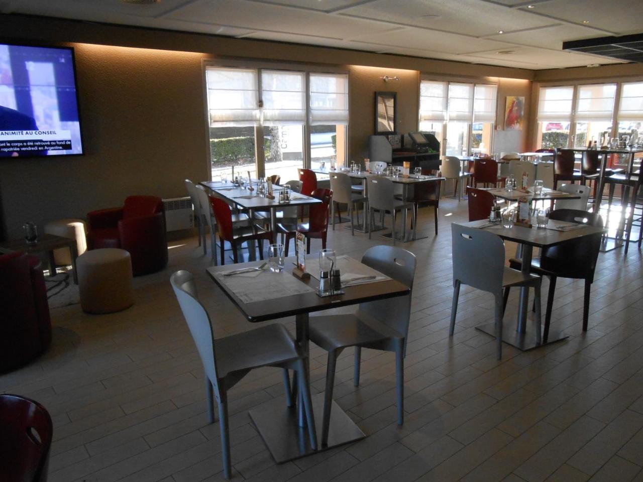 Hotel Restaurant Campanile Aurillac Exterior photo
