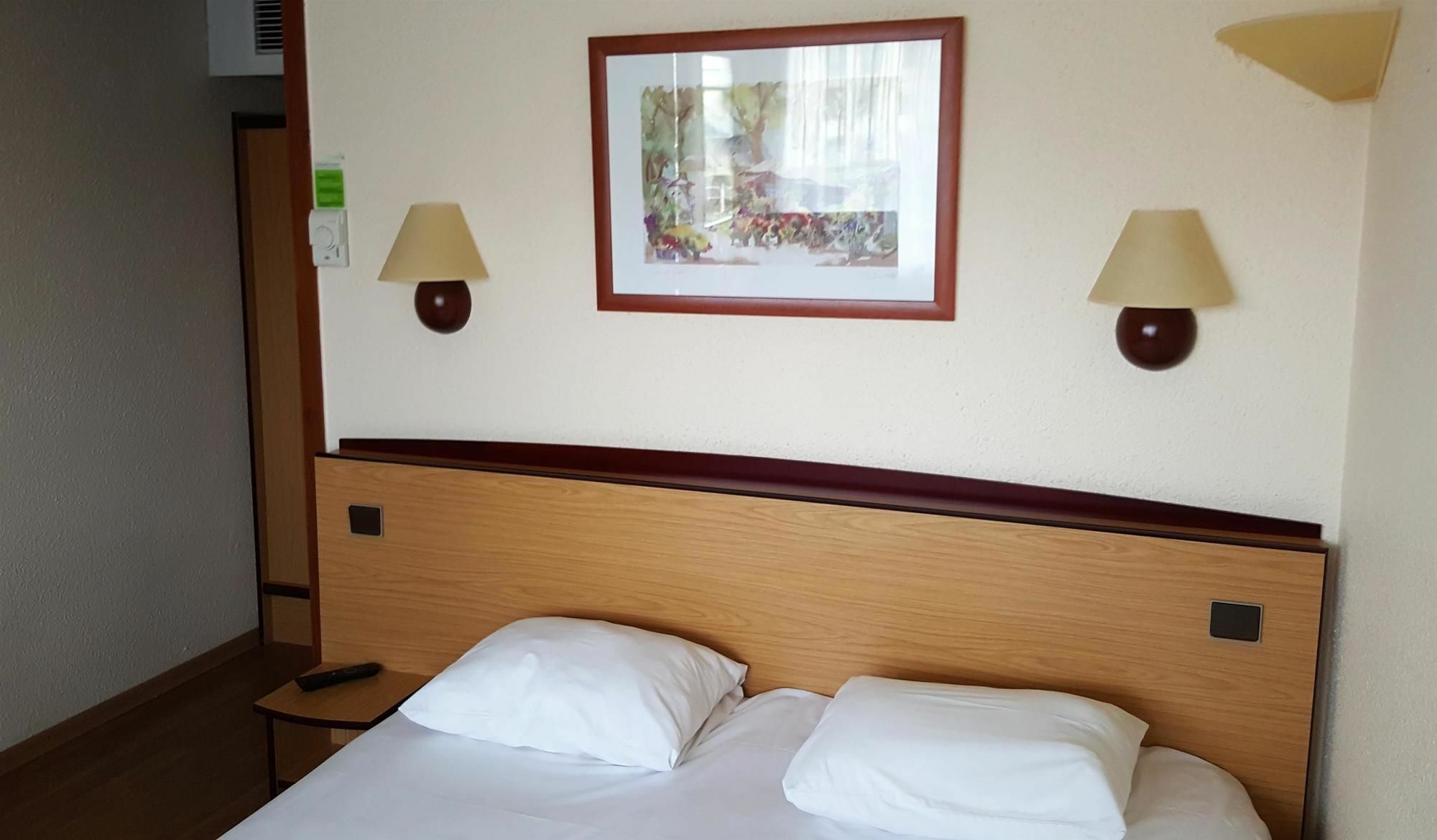 Hotel Restaurant Campanile Aurillac Exterior photo
